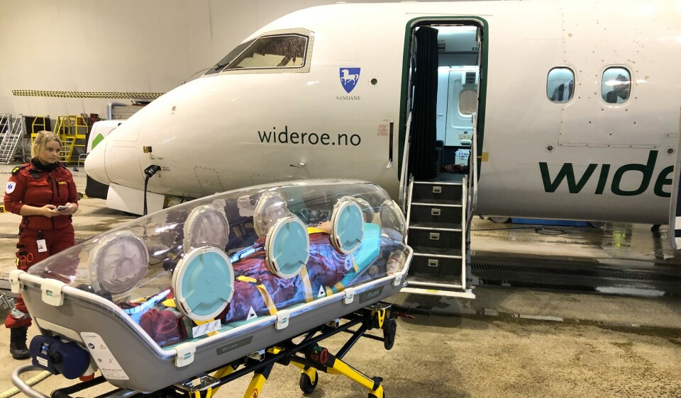 PASSER IKKE INN: Kuvøsene som er kjøpt inn av Helse Nord passer ikke inn i ambulanseflyene. Derfor måtte man bygge om et Widerøe-fly som siden har stått i 24/7-beredskap. Foto: Luftambulanseavdelingen/Universitetssykehuset Nord-Norge